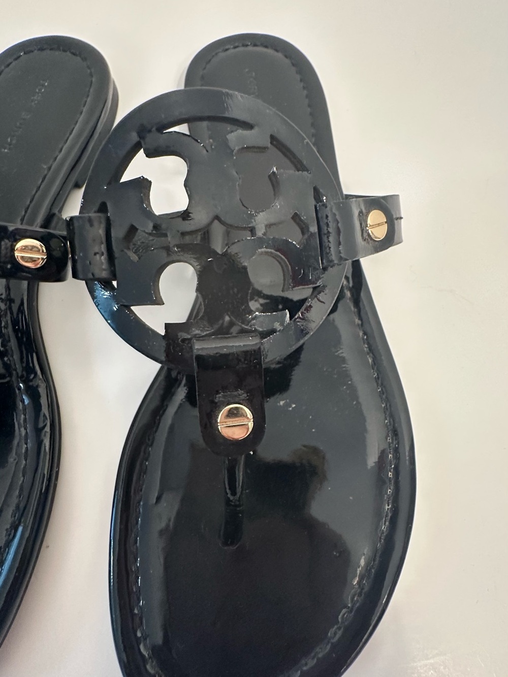 Tory Burch Black Patent Logo Medallion Thong Sandals - Picture 6 of 10